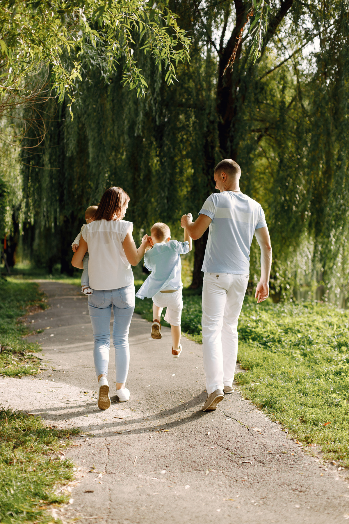 Famiglia serena che passeggia al parco